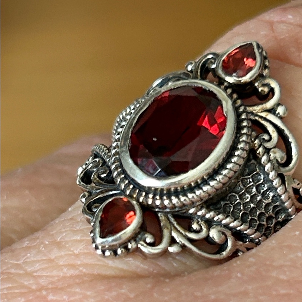 Beautiful Garnet set in sterling silver ring size 9 - Picture 6 of 8
